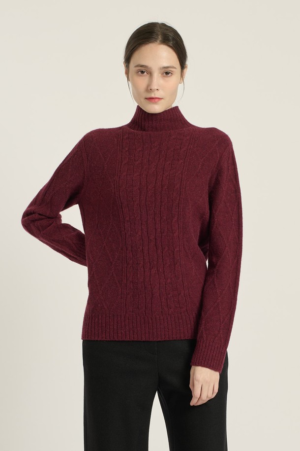 [25WT] 헤어리 케이블 풀오버 - DARK RED (B5DBK42825)는 여성용 상의 니트/스웨터로, 톤 다운된 다크 레드와 오이스터 두 가지 색상으로 출시되었습니다. 부드러운 양모, 알파카, 나일론 혼방 소재에 케이블 패턴이 돋보이며, 두께감 있는 긴소매 디자인으로 겨울과 간절기에 따뜻하게 착용할 수 있습니다. 레귤러 핏과 하프넥, 모크넥 등 다양한 스타일로 연출 가능하며, 캐주얼, 우아함, 세련됨을 동시에 느낄 수 있습니다. 레귤러 기장으로 제작되어 다양한 하의와 매치하기 용이합니다.
