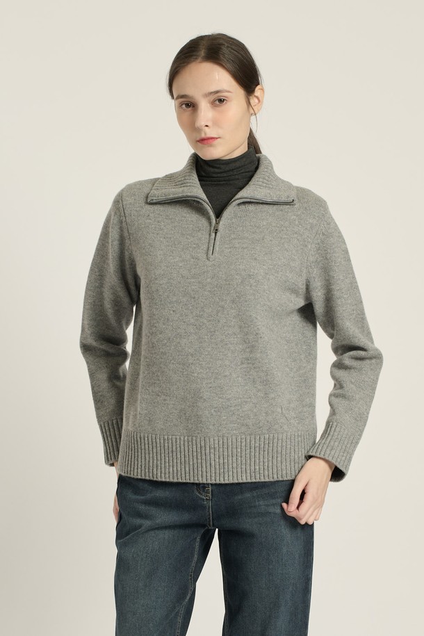 [25WT] 하이넥 반집업 풀오버 - MULTI M GRAY (멀티 M 그레이) B5DAK41397는 여성 의류 상의로, 겨울철 따뜻함과 스타일을 동시에 잡을 수 있는 니트/스웨터입니다. 모, 울, 니트 소재 혼방으로 부드러운 촉감과 보온성을 제공하며, 레귤러 기장의 하이넥 반집업 디자인이 특징입니다. 내추럴핏과 레귤러핏으로 편안한 착용감을 선사하며, 무지 또는 골지 패턴으로 다양한 스타일 연출이 가능합니다. "LIGHT BEIGE" (라이트 베이지) 색상도 있으며, 출근룩이나 모임룩, 어떤 TPO에도 클래식, 미니멀, 캐주얼 무드로 활용하기 좋습니다.
