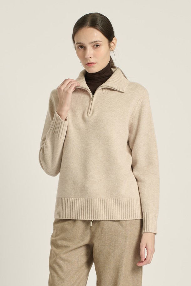 [25WT] 하이넥 반집업 풀오버 - LIGHT BEIGE (라이트 베이지) B5DAK41371는 여성용 니트/스웨터 상의입니다. 부드러운 모 소재로 제작되어 겨울철에도 따뜻하게 착용할 수 있습니다. 하이넥과 반집업 디자인으로 보온성을 높였으며, 레귤러핏과 긴소매 기장으로 편안한 착용감을 제공합니다. 라이트 베이지 색상의 무지 패턴으로 모던, 베이직, 캐주얼 스타일을 연출하기 좋으며, 출근룩과 모임룩, 클래식한 스타일에도 잘 어울립니다. 두꺼운 두께감으로 포근함을 더했습니다.
