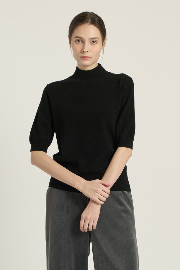 [25WT] 프린세스라인 하프슬리브 풀오버 - BLACK B5DAK31199는 여성스러운 실루엣을 연출하는 하프 슬리브 풀오버입니다. 블랙과 레드의 두 가지 색상으로 출시되었으며, 모 소재로 제작되어 부드러운 촉감을 선사합니다. 하프넥 디자인에 레귤러핏으로 제작되어 편안하면서도 세련된 스타일을 연출합니다. 봄, 가을, 겨울 모두 착용 가능하며, 출근룩과 모임룩 모두에 활용할 수 있는 클래식하고 미니멀한 디자인입니다. 5부 소매 기장으로 간절기에도 적합하며, 무지 패턴으로 다양한 하의와 매치하기 용이합니다.
