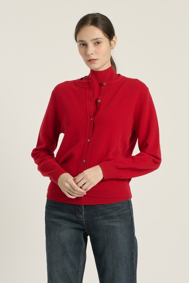 [25WT] 프린세스라인 가디건 - RED B5DAK21124는 여성 의류로, 부드러운 모 소재로 제작되어 봄, 가을, 겨울 모두 착용 가능한 제품입니다. 클래식하고 우아한 무드를 연출하며, 레귤러핏과 라운드넥 디자인으로 편안한 착용감을 제공합니다. 레드 컬러의 무지 패턴에 긴 소매 기장, 프린세스 라인과 리브 디테일, 그리고 나무 단추가 더해져 페미닌한 스타일을 완성합니다. 데이트룩, 모임룩, 출근룩 등 다양한 TPO에 활용 가능하며, 미니멀하고 클래식한 스타일을 선호하는 고객에게 적합합니다.
