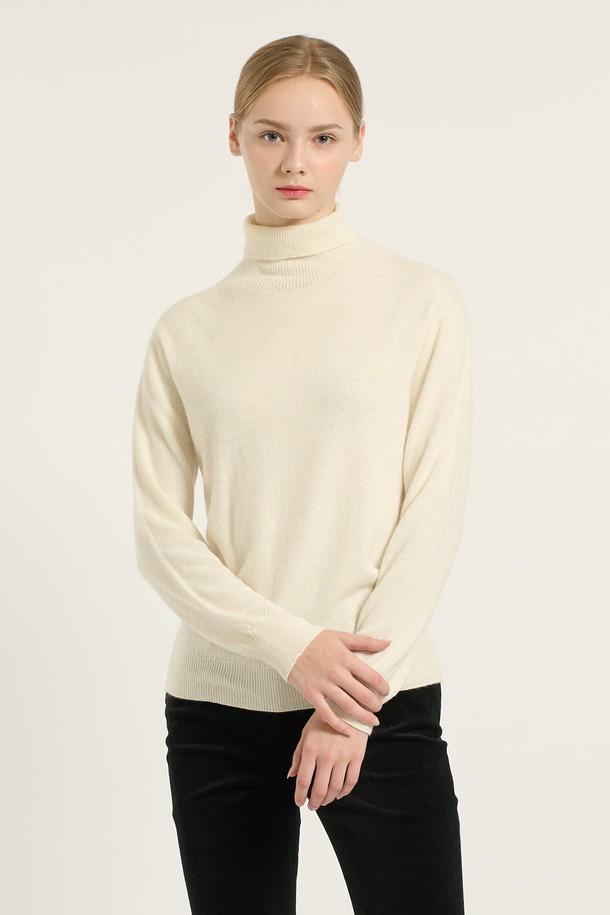 [25WT] 터틀넥 풀오버 - LIGHT BEIGE B5DAK48171는 여성용 니트/스웨터로, 라이트 베이지, 블랙, 멀티 그레이 3가지 색상으로 출시되었습니다. 가을과 겨울에 어울리는 긴 소매의 레귤러핏 터틀넥 풀오버로, 모던하고 우아하며 심플한 스타일을 연출합니다. 캐주얼 및 출근룩, 모임룩에 적합하며, 부드러운 촉감의 나일론, 모, 레이온, 캐시미어 혼방 소재로 제작되었습니다. 무지 패턴의 베이직하고 세련된 디자인으로 클래식한 분위기를 더합니다.
