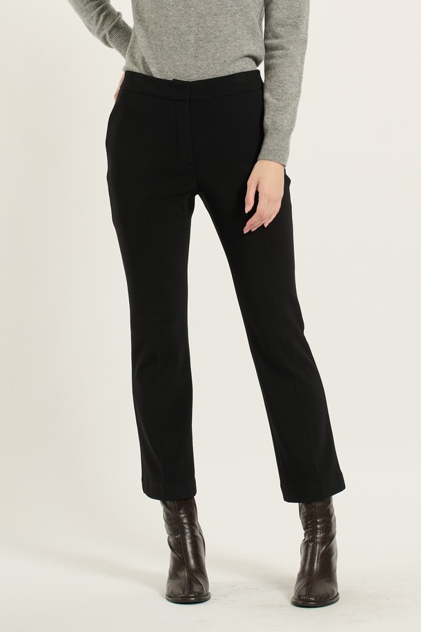 [25WT] 부츠컷 팬츠 - BLACK B5DAP32099는 여성용 부츠컷 바지로, 가을과 겨울에 어울리는 세련되고 모던한 스타일을 연출합니다. 블랙과 브라운 두 가지 색상으로 제공되며, 일상, 출근, 캐주얼 등 다양한 상황에 활용 가능합니다. 폴리에스터, 폴리우레탄, 레이온, 나일론 혼방 소재로 제작되어 부드러운 촉감과 매끄러운 착용감을 선사하며, 슬림핏 부츠컷 디자인으로 날씬한 실루엣을 강조합니다. 지퍼와 버튼 여밈, 우수한 내구성과 신축성(복원력)을 갖춰 출근룩, 오피스룩, 모임룩 등 TPO에 맞춰 클래식, 미니멀, 시크한 스타일을 완성할 수 있습니다.
