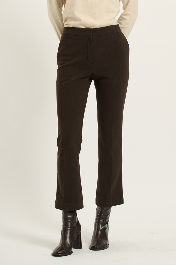 세련된 무드의 여성 부츠컷 팬츠, [25WT] 브라운 B5DAP32074입니다. 모던하고 시크한 스타일을 연출하며, 캐주얼부터 오피스룩까지 폭넓게 활용 가능합니다. 가을에 어울리는 긴 기장으로, 슬림핏과 부드러운 촉감을 선사합니다. 폴리에스테르, 폴리우레탄, 레이온, 나일론 혼방 소재로 제작되어 내구성과 복원력이 우수하며 신축성 또한 갖추었습니다. 블랙 색상 옵션도 제공됩니다.
