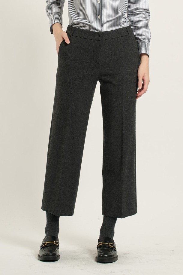 [25WT] 체크 속기모 와이드 팬츠 - DARK GRAY (다크 그레이) B5DAP32517는 여성용 와이드 팬츠입니다. 다크 그레이 및 다크 베이지 색상으로 출시되었으며, 가을, 겨울 시즌에 어울리는 두꺼운 두께감의 기모 안감을 사용했습니다. 일상 및 캐주얼 룩에 적합하며, 출근룩과 모임룩에도 활용할 수 있습니다. 폴리에스테르, 레이온, 폴리우레탄 혼방 소재로 제작되어 부드러운 촉감을 제공하며, 체크 패턴이 클래식, 캐주얼, 미니멀한 스타일을 연출합니다. 
