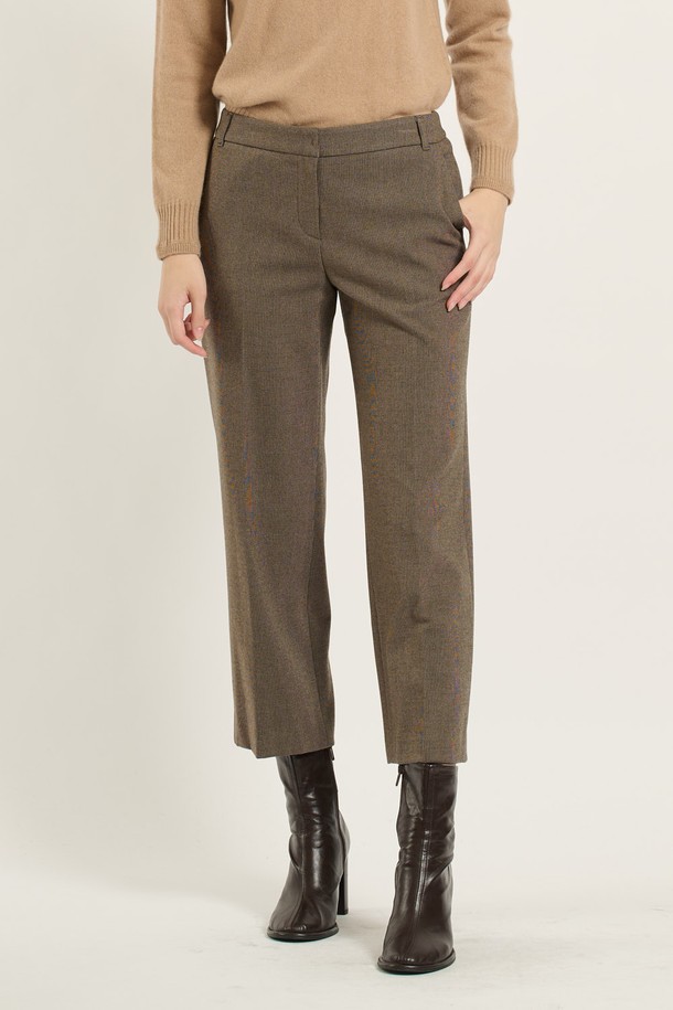 세련된 무드의 여성 [25WT] 체크 속기모 와이드 팬츠 - DARK BEIGE (다크 베이지) B5DAP32573입니다. 9부 기장의 와이드핏으로 편안하면서도 스타일리시하게 연출할 수 있습니다. 부드러운 촉감의 폴리에스터, 레이온, 폴리우레탄 혼방 소재로 제작되어 겨울철에도 따뜻하게 착용 가능합니다. 기모 안감과 밴딩 허리, 사이드 포켓, 더블 스티치 디테일이 실용성을 더하며, 오피스룩과 출근룩에 시크하고 모던한 매력을 더합니다. 다크 베이지와 다크 그레이 두 가지 컬러로 만나보세요.
