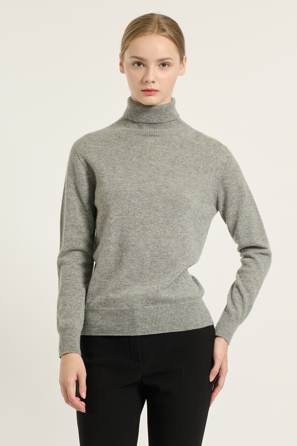 [25WT] 캐시미어 풀오버 - MULTI M GRAY B5DAK31997는 부드러운 촉감의 캐시미어 소재로 제작된 여성용 터틀넥 풀오버입니다. 가을, 겨울 시즌에 어울리는 레귤러 핏의 긴소매 디자인으로, 일상, 출근룩, 모임룩 등 다양한 TPO에 활용할 수 있습니다. 심플, 베이직, 모던, 캐주얼 스타일을 아우르는 무지 패턴의 멀티 M 그레이 컬러가 특징입니다. 레귤러 기장으로, 클래식, 미니멀, 캐주얼 스타일에 모두 잘 어울립니다. 하이넥 디자인으로도 연출이 가능합니다.
