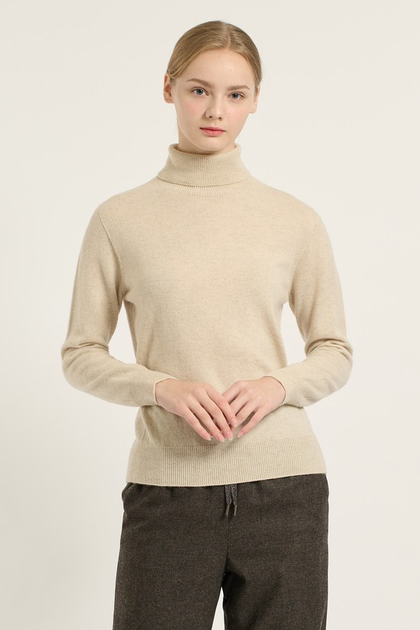 [25WT] 캐시미어 풀오버 - LIGHT BEIGE B5DAK31971는 여성용 상의 니트/스웨터 카테고리의 제품으로, 가을과 겨울에 착용하기 좋습니다. 라이트 베이지 색상의 캐시미어 소재로 제작되었으며, 부드러운 촉감과 보온성을 제공합니다. 터틀넥 디자인에 긴 소매, 레귤러핏으로 제작되었으며, 리브드 디자인이 특징입니다. 클래식, 캐주얼, 베이직, 모던 스타일을 모두 아우르며 출근룩, 오피스룩, 모임룩에 활용하기 좋습니다.
