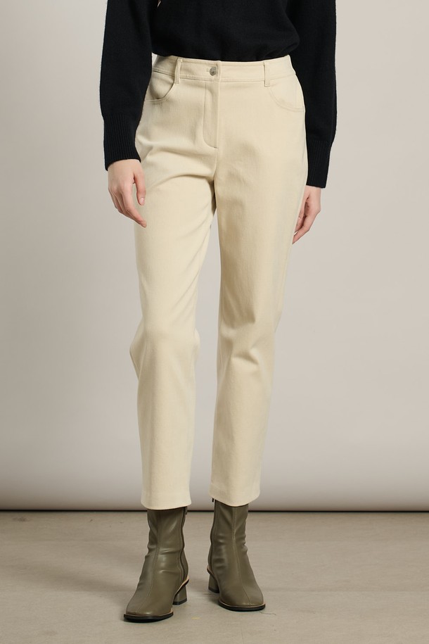 따뜻하고 포근한 겨울을 위한 [25WT] 기모 일자 플론 팬츠입니다. 부드러운 촉감과 슬림핏으로 편안하면서도 세련된 스타일을 연출합니다. 라이트 베이지 컬러의 무지 디자인으로 어떤 상의에도 잘 어울려 데일리룩으로 활용하기 좋습니다. 면, 폴리우레탄, 기모, 레이온 혼방 소재로 제작되어 보온성이 뛰어나고, 두꺼운 두께감으로 추운 날씨에도 끄떡없습니다. 일상 속 캐주얼 스타일을 완성해 보세요.
