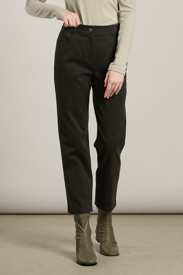 [25WT] 기모 일자 플론 팬츠 - DARK GREEN A5WAP33143는 여성용 바지로, 겨울철 데일리웨어 및 캐주얼룩에 적합합니다. 톤 다운된 다크 그린 색상과 베이직, 캐주얼, 모던, 컨템포러리 스타일을 아우르는 디자인으로 출근룩에도 활용 가능합니다. 면, 레이온, 폴리우레탄 혼방의 부드러운 촉감과 유연한 신축성이 특징이며, 안감 기모로 보온성을 높였습니다. 발목 위로 떨어지는 긴 기장의 일자핏 슬림 팬츠로, 버튼과 지퍼 디테일이 있으며 신축성이 있어 편안하게 착용할 수 있습니다.
