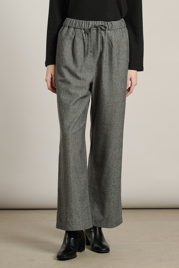 [25WT] 헤링본 스트링 팬츠 - M GRAY A5W9P30916는 여성용 헤링본 스트링 팬츠입니다. 가을, 겨울 시즌에 어울리며, M GRAY와 BROWN 두 가지 색상으로 제공됩니다. 일상, 오피스, 캐주얼 등 다양한 TPO에 활용 가능하며, 클래식, 캐주얼, 모던, 베이직 스타일을 연출할 수 있습니다. 루즈핏, 여유로운 핏의 와이드, 스트레이트, 일자핏 디자인으로 편안한 착용감을 선사합니다. 허리 밴딩과 스트링 디테일로 편의성을 더했으며, 부드러운 폴리에스테르와 모 소재로 제작되었습니다.
