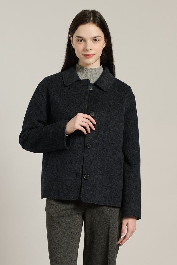 [25WT] 울캐시미어 핸드메이드 자켓 DARK NAVY A5WAJ12756는 여성 고객을 위한 아우터 카테고리의 자켓입니다. Dark Navy, 즉 짙은 네이비 컬러의 무지 디자인으로, 일상과 캐주얼 스타일에 모두 잘 어울립니다. 가을과 겨울에 착용하기 적합하며, 세련되고 차분한 무드를 연출합니다. 핸드메이드 방식으로 제작되어 부드러운 촉감과 포근함을 선사하며, 레귤러 핏과 싱글 버튼 여밈, 긴 소매 기장이 특징입니다. 오피스룩, 출근룩, 모임룩 등 다양한 TPO에 클래식, 미니멀, 시크한 스타일을 더해줍니다.
