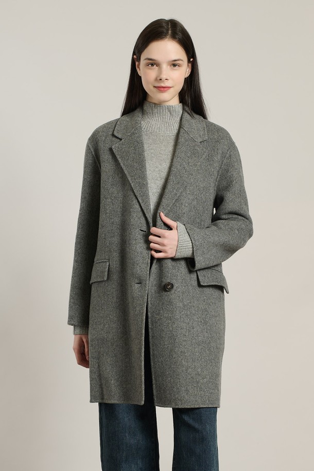 [25WT] 체크싱글 핸드메이드 코트 - CHARCOAL GRAY A5WAH81498는 여성스러운 실루엣을 연출하는 차콜 그레이 컬러의 핸드메이드 코트입니다. 울과 모 혼방 소재로 제작되어 부드러운 촉감과 뛰어난 보온성을 자랑하며, 가을/겨울 시즌에 착용하기 좋습니다. 미디엄 또는 하프 기장으로, 클래식, 베이직, 모던 스타일을 모두 소화하며, 싱글 버튼 여밈과 카라넥 디자인이 특징입니다. 레귤러핏 또는 루즈핏으로 편안하게 착용 가능하며, 체크 패턴이 세련된 포인트를 더합니다. 오피스룩, 출근룩, 모임룩 등 다양한 TPO에 활용하여 시크하고 미니멀한 스타일을 연출해보세요.
