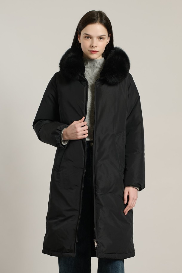 [25WT] 퍼카라 럭셔리다운 - BLACK A5WBF84799는 여성스러운 겨울 스타일을 완성하는 롱 기장의 다운 재킷입니다. 슬림핏 디자인에 블랙과 다크 그레이 컬러로 모던하고 우아한 분위기를 연출합니다. 부드러운 촉감의 폴리에스테르 소재와 토끼, 여우 천연 모피 퍼 카라가 고급스러움을 더합니다. 집업 스타일이며, 퍼 카라는 분리 가능하여 다양한 스타일을 연출할 수 있습니다. 솜털 80%, 깃털 20%의 충전재로 보온성을 높여 오피스룩, 모임룩, 연말 모임룩 등 다양한 TPO에 활용 가능하며 클래식, 미니멀, 시크한 스타일을 즐기는 분들께 추천합니다.
