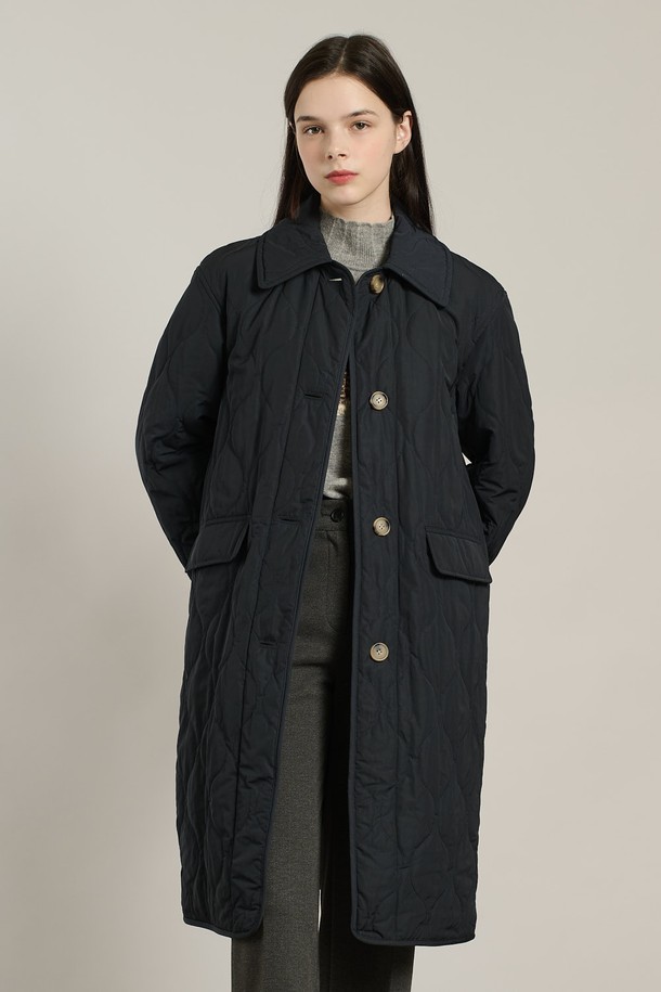 [25WT] 물결퀼팅 롱패딩점퍼 - DARK NAVY A5WAR12256는 여성용 롱패딩 점퍼로, 겨울철 일상, 캐주얼, 여행 등 다양한 상황에서 활용하기 좋습니다. 세련된, 클래식, 모던한 스타일을 연출하며, DARK NAVY 및 KHAKI 두 가지 색상으로 만나볼 수 있습니다. 물결 퀼팅, 넉넉한 기장감, 소매 및 힙 라인 디테일이 돋보이며, 레귤러핏으로 편안하게 착용 가능합니다. 폴리에스테르와 나일론 혼방 소재로 제작되어 두껍고 따뜻하며, 여행룩과 출근룩에 모두 잘 어울립니다.
