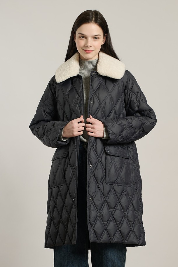 [25WT] 디테쳐블 카라 구스다운 - 다크 네이비 A5WAF81756는 여성스러운 스타일을 강조하는 겨울 아우터입니다. 다크 네이비와 카키 두 가지 색상으로 출시되었으며, 롱 기장의 레귤러핏으로 제작되었습니다. 부드러운 촉감의 폴리에스터, 아크릴, 거위 솜털, 깃털 소재를 사용하여 보온성을 높였으며, 다이아몬드 퀼팅과 탈부착 가능한 카라, 퍼(Fur) 디테일이 특징입니다. 캐주얼, 클래식, 모던 스타일을 모두 아우르며, 일상 및 여행룩에 활용하기 좋습니다. 싱글 버튼, 스냅, 지퍼 여밈 방식과 넉넉한 포켓 디자인으로 실용성을 더했습니다.
