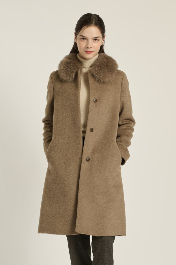[25WT] 퍼카라 라마 코트 - DARK BEIGE B5DBH84273는 우아하고 세련된 스타일을 연출하는 여성 겨울 코트입니다. 부드러운 촉감의 라마 소재와 고급스러운 퍼 카라가 돋보이며, 일상 및 출근룩, 오피스룩에 적합합니다. 롱 기장과 싱글 버튼 디자인, 일자핏과 레귤러핏으로 클래식하고 미니멀한 무드를 선사합니다. 다크 베이지 컬러는 다양한 스타일에 매치하기 용이하며, 시크한 분위기를 더합니다. 긴 소매와 두꺼운 두께감으로 가을, 겨울 시즌 따뜻하게 착용할 수 있습니다.
