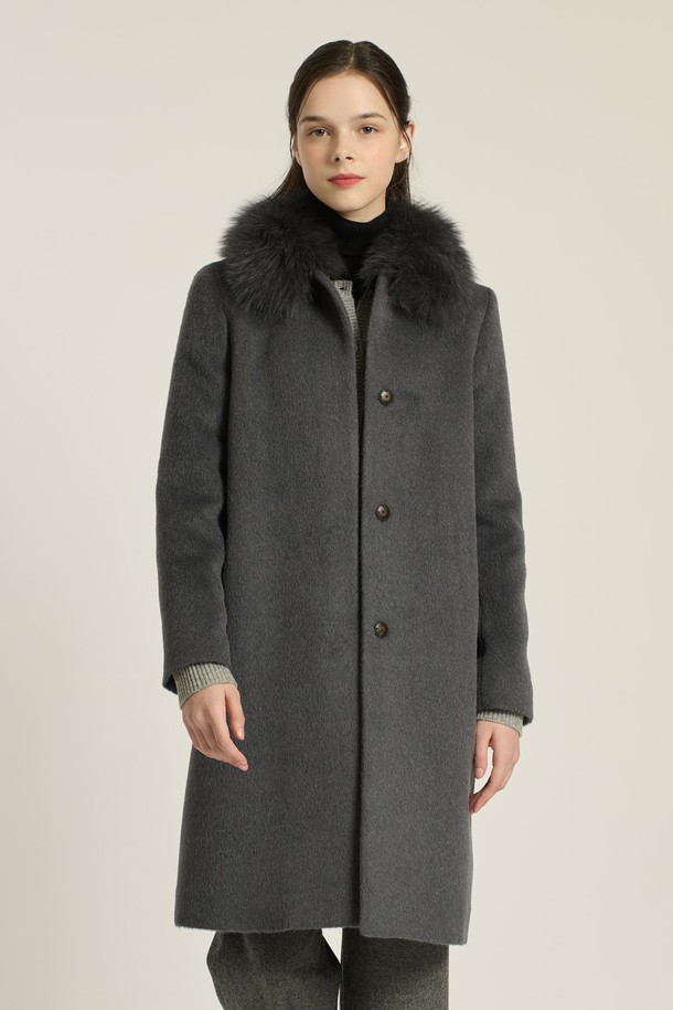 [25WT] 퍼카라 라마 코트 - DARK BLUE B5DBH84254는 겨울 시즌을 위한 여성 코트입니다. 다크 블루 색상의 무지 패턴으로 클래식, 우아함, 모던한 스타일을 연출합니다. 롱 또는 미디엄 기장의 레귤러 핏 싱글 버튼 코트로, 부드러운 촉감의 라마, 모, 폴리에스터, 폴리우레탄, 천연모피 혼방 소재로 제작되었습니다. 퍼 카라는 탈부착이 가능하며, 안쪽 포켓이 있어 실용성을 더했습니다. 오피스룩, 모임룩, 연말 모임룩에 시크하고 미니멀한 스타일로 코디하기 좋습니다.
