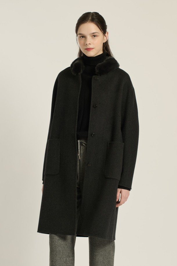 [25WT] 밍크카라 핸드메이드 코트 - BLACK B5DAH83299는 클래식, 모던, 엘레강스한 무드를 연출하는 여성용 코트입니다. 블랙 컬러의 롱 기장 슬림핏 코트로, 울, 모, 밍크 소재를 사용하여 부드러운 촉감을 선사합니다. 밍크 트리밍 카라와 싱글 버튼 여밈, 포켓 디테일이 돋보이며, 겨울철 오피스룩, 모임룩, 연말 모임룩에 시크하고 미니멀한 스타일을 더해줍니다. 핸드메이드 코트 특유의 고급스러움이 돋보이는 제품입니다. 긴 소매 기장으로 따뜻함을 더했습니다.
