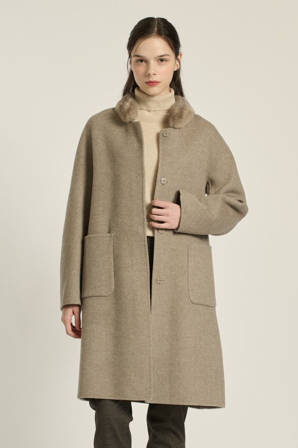 [25WT] 밍크 카라 핸드메이드 코트 - DARK BEIGE B5DAH83273는 우아하고 세련된 스타일을 연출하는 여성용 코트입니다. 다크 베이지 및 블랙 색상으로 출시되어 있으며, 롱 기장의 슬림핏 디자인이 특징입니다. 모, 폴리에스터, 밍크 소재를 사용하여 부드러운 촉감을 선사하며, 겨울철 오피스룩과 모임룩에 적합합니다. 밍크 트리밍 카라와 싱글 버튼 여밈, 그리고 긴 소매 디자인이 클래식하고 미니멀한 매력을 더합니다. 핸드메이드 싱글 코트로, 일상에서도 고급스러운 분위기를 연출할 수 있습니다.
