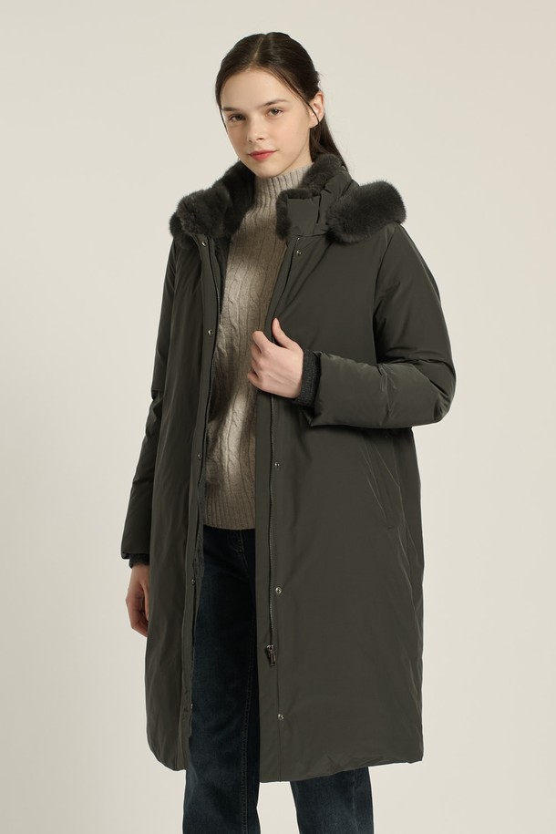 [25WT] 퍼 카라 후드 구스다운은 여성용 점퍼로, 롱 기장의 슬림핏 디자인이 특징입니다. DARK GRAY와 BLACK 두 가지 색상으로 제공되며, 퀄팅 무늬가 돋보이는 모던하고 우아한 스타일을 연출합니다. 겉감은 부드러운 촉감의 폴리에스터, 모, 나일론, 캐시미어, 밍크 소재를 사용했으며, 안감은 구스다운 충전재로 채워져 뛰어난 보온성을 자랑합니다. 지퍼와 스냅으로 여밀 수 있으며, 후드와 퍼 카라 디테일이 고급스러움을 더합니다. 출근룩, 오피스룩, 모임룩 등 다양한 TPO에 활용 가능한 겨울철 필수 아우터입니다.
