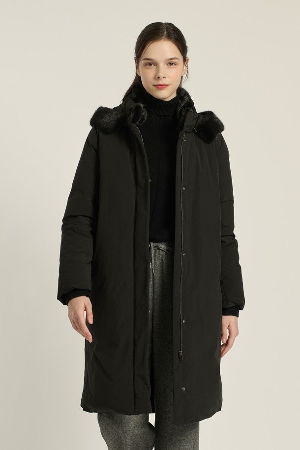 [25WT] 퍼 카라 후드 구스다운은 여성 겨울철 패션을 위한 완벽한 선택입니다. 블랙과 다크 그레이 두 가지 색상으로 출시되어 출근룩, 모임룩 등 다양한 TPO에 활용할 수 있습니다. 우아하고 클래식한 스타일을 연출하며, 캐주얼한 분위기까지 더해져 미니멀, 클래식, 캐주얼 스타일을 선호하는 분들께 추천합니다. 밍크, 캐시미어, 모, 폴리에스테르, 나일론 등 고급 소재와 구스다운 충전재, 천연모피 안감, 퍼 카라, 후드의 조합으로 뛰어난 보온성과 부드러운 촉감을 제공합니다. 미디엄 기장의 레귤러핏으로 지퍼와 싱글 버튼 여밈 방식을 갖춘 긴소매 점퍼입니다.
