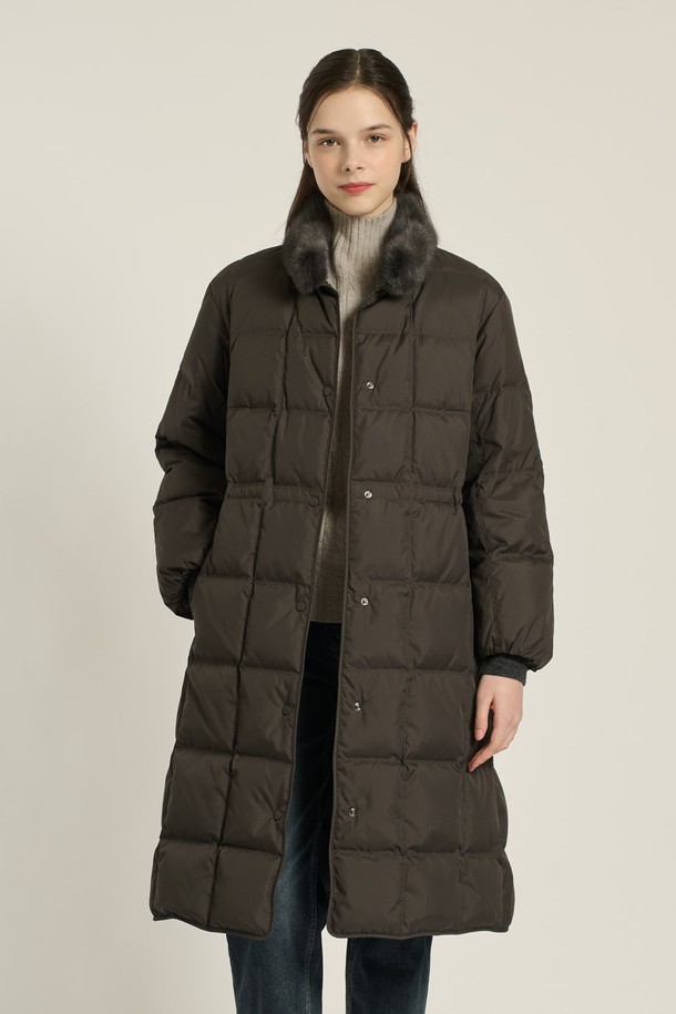 [25WT] 밍크 트리밍 구스다운은 여성용 아우터로, 다크 그레이와 브라운 두 가지 색상으로 출시되었습니다. 롱 기장의 다운 코트로, 겨울철 여행룩과 출근룩에 모두 잘 어울립니다. 부드러운 촉감의 밍크 트리밍이 우아함과 고급스러움을 더하며, 퀄팅 무늬와 레귤러핏으로 모던하고 캐주얼한 스타일을 연출합니다. 폴리에스테르, 나일론, 모, 밍크, 솜털, 깃털 등 다양한 소재로 제작되었으며, 두꺼운 두께감과 긴 소매, 스냅 여밈 방식이 특징입니다. 보온성과 경량성을 갖춰 편안하게 착용할 수 있습니다.
