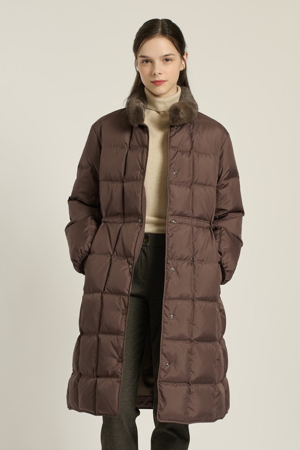 [25WT] 밍크 트리밍 구스다운은 여성용 겨울 아우터로, 우아하고 클래식한 스타일을 연출합니다. 부드러운 촉감의 롱 기장 퀄팅 디자인으로, 브라운과 다크 그레이 두 가지 컬러로 만나볼 수 있습니다. 밍크 트리밍과 구스다운 충전재가 고급스러움과 보온성을 동시에 선사하며, 스냅 여밈 방식으로 간편하게 착용 가능합니다. 출근룩, 모임룩, 연말 모임룩 등 다양한 TPO에 활용 가능하며, 미니멀하고 시크한 스타일을 완성합니다.
