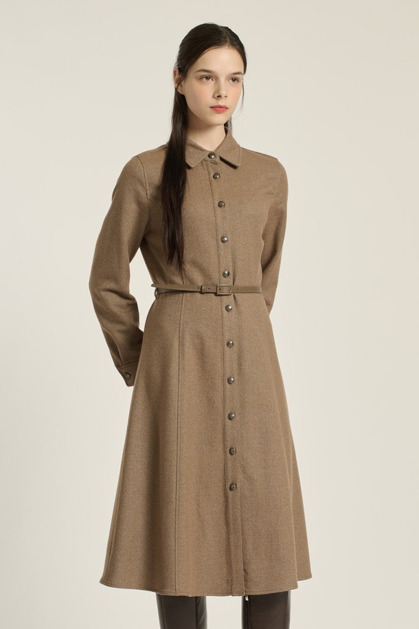 세련된 무드의 여성 셔츠 카라 벨티드 원피스입니다. M BEIGE 컬러와 블랙 컬러로 출시되었으며, 부드러운 촉감의 모, 울, 레이온, 폴리에스테르, 나일론, 폴리우레탄 혼방 소재로 제작되었습니다. 허리 벨트와 싱글 버튼, A라인 스커트, 롱 & 맥시 기장으로 우아하고 모던한 스타일을 연출합니다. 안감이 있어 편안하게 착용 가능하며, 오피스룩, 하객룩, 모임룩 등 다양한 TPO에 활용 가능합니다. 클래식하고 미니멀한 디자인으로, 겨울철 세련된 스타일을 완성해 보세요.
