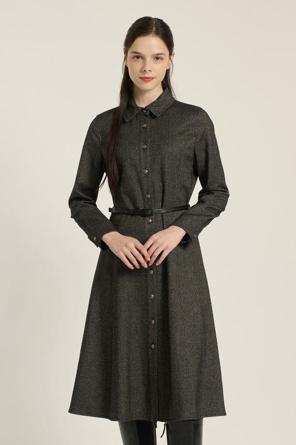 [25WT] 셔츠 카라 벨티드 원피스 - BLACK B5DAO62199는 여성스러운 실루엣을 연출하는 셔츠 카라 원피스입니다. 모, 레이온, 폴리에스터, 나일론, 폴리우레탄 혼방 소재로 제작되어 부드러운 촉감을 선사하며, 가을, 겨울 시즌에 적합합니다. 허리 벨트로 라인을 잡아 우아하고 세련된 스타일을 완성하며, 롱스커트와 A라인, 플레어 핏으로 다양한 분위기를 연출할 수 있습니다. 카라넥과 긴 소매 디자인은 클래식하면서도 모던한 느낌을 주어 오피스룩, 모임룩에 활용하기 좋습니다. 블랙 컬러의 무지 디자인으로, 미니멀, 시크한 스타일을 선호하는 분들께 추천합니다.
