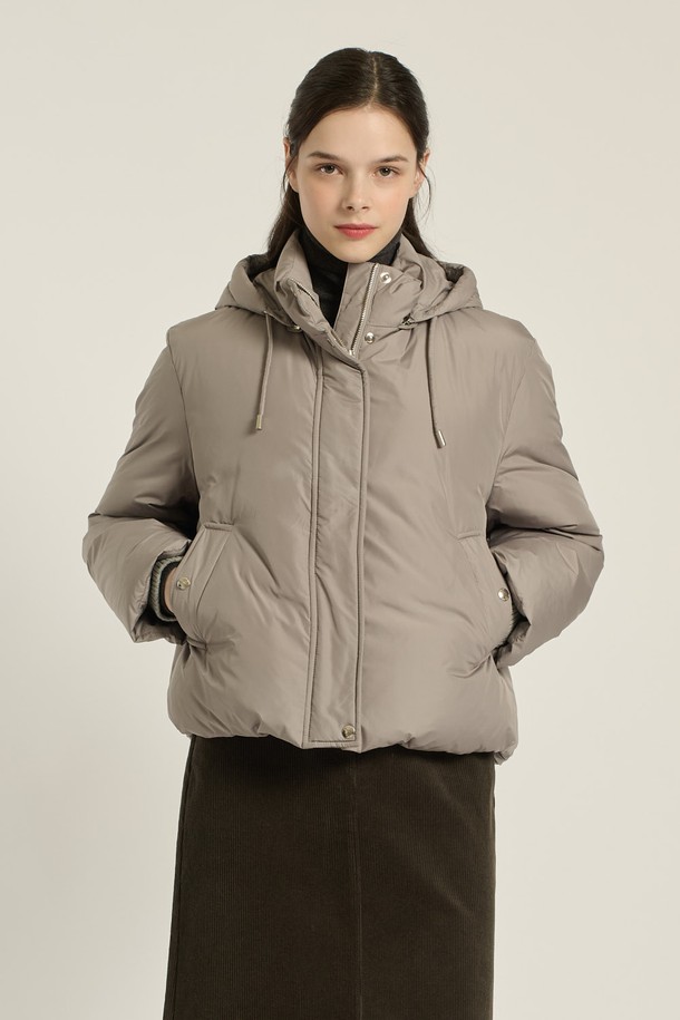 [25WT] 구스다운 드로우스트링 후드 점퍼 - LIGHT KHAKI B5D9F80881는 여성용 아우터, 점퍼입니다. 캐주얼, 세련된, 고급스러운, 감각적인 스타일을 추구하며, 일상과 여행에 모두 활용 가능한 숏 기장의 겨울 점퍼입니다. 라이트 카키와 다크 브라운 두 가지 색상으로 제공되며, 부드러운 촉감의 폴리에스터, 구스다운, 모, 나일론 소재를 사용하여 두꺼운 두께감과 높은 보온성을 자랑합니다. 후드와 드로우스트링, 그리고 은은한 광택감이 돋보이는 디자인으로, 여행룩에 훌륭하게 어울립니다.
