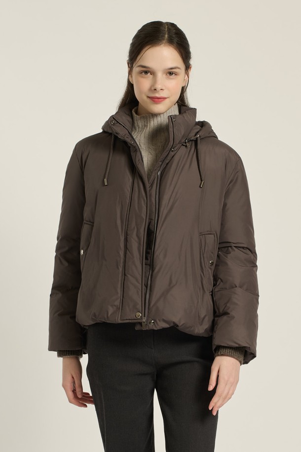 [25WT] 구스다운 드로우스트링 후드 점퍼 - DARK BROWN (다크 브라운) B5D9F80875는 겨울철 출근룩을 위한 여성용 점퍼입니다. 부드러운 촉감의 폴리에스테르, 모, 나일론 혼방 소재로 제작되었으며, 숏 기장의 레귤러핏 또는 루즈핏으로 편안하게 착용할 수 있습니다. 다크 브라운과 라이트 카키 두 가지 색상으로 제공되며, 무지 또는 배색 디자인에 지퍼와 단추로 여밀 수 있습니다. 후드, 드로우스트링, 구스다운 충전재, 방풍 기능으로 보온성을 높였으며, 클래식, 미니멀, 캐주얼, 우아한 스타일을 연출할 수 있습니다.
