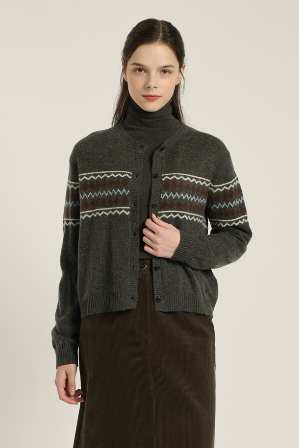 [25WT] 다이아 페어아일 가디건 - 차콜 그레이 B5DAK12598는 여성 의류로, 차콜 그레이 및 M 그레이 컬러의 라운드 넥, 레귤러 핏 가디건입니다. 봄, 가을, 겨울, 간절기에 착용 가능하며, 클래식, 캐주얼, 우아한 스타일을 연출할 수 있습니다. 모, 나일론, 라이오셀, 알파카 혼방 소재로 부드럽고 포근한 촉감을 선사하며, 페어아일과 다이아몬드 패턴이 돋보입니다. 싱글 버튼 여밈 방식에 긴소매 기장의 레귤러핏 가디건으로, 출근룩과 모임룩, 클래식, 캐주얼, 미니멀한 스타일 연출에 적합합니다.
