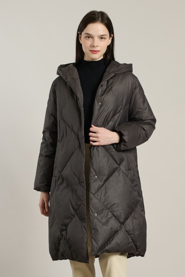 [25WT] 빅다이아 퀼팅다운 DARK GRAY A5WAF82417는 여성용 겨울 아우터 점퍼입니다. 롱 기장의 루즈핏으로, 여행룩과 캠핑룩에 어울리는 캐주얼, 미니멀, 클래식 스타일을 연출할 수 있습니다. 톤 다운된 다크 그레이 컬러와 부드러운 촉감의 나일론, 폴리에스터 혼방 소재로 제작되었으며, 두꺼운 두께감으로 보온성을 높였습니다. 빅다이아 퀼팅 디자인과 후드, 거위털 충전재, 스냅 여밈 방식이 특징입니다. 
