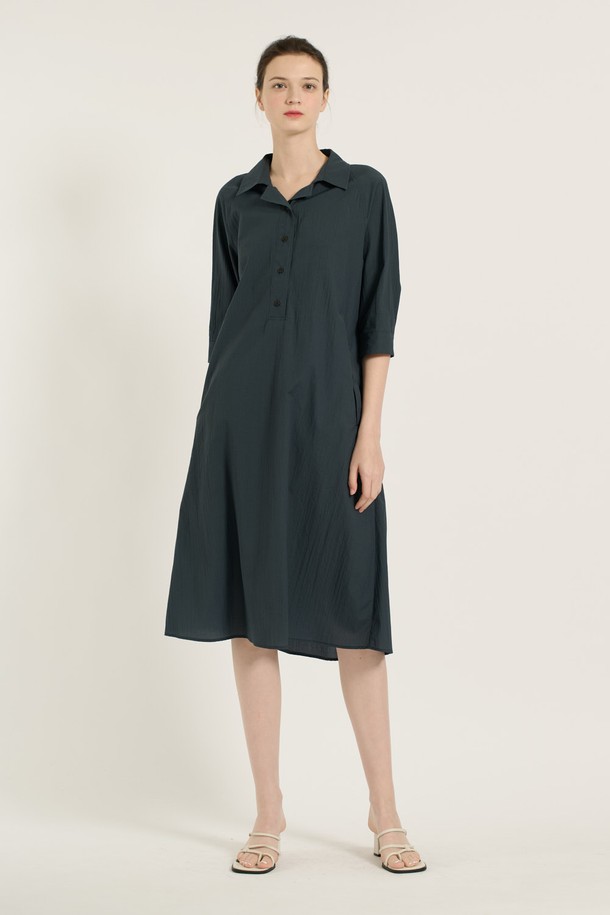 [25SU] 반오픈카라 원피스는 피콕 블루 색상으로, 우아하고 페미닌한 무드를 연출합니다. 부드러운 면, 나일론, 폴리우레탄 혼방 소재로 제작되었으며, 7부 소매와 A라인 핏이 돋보입니다. 허리 벨트가 포함되어 여성스러운 실루엣을 강조하며, 오피스룩, 피크닉, 데일리룩으로 활용하기 좋습니다.
