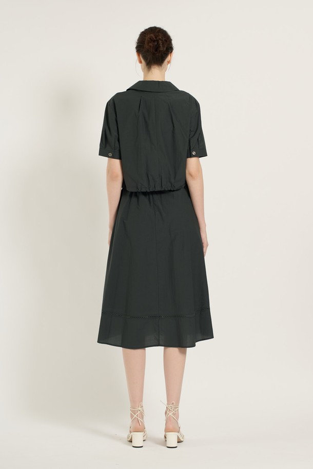 [25SU] 레이어드 원피스는 다크 그린 색상의 세련되고 여성스러운 무드를 연출하며, 봄, 여름 시즌에 일상 및 포멀한 자리에 모두 잘 어울립니다. A라인으로 떨어지는 얇고 부드러운 소재의 레이어드 디자인이 특징이며, 허리 주름, 소매, 밑단 디자인 포인트가 돋보입니다. 나일론, 면, 폴리우레탄, 폴리에스터 혼방 소재로 제작되었고, 안감이 있으며 레귤러핏의 라운드넥 반소매 원피스입니다.
