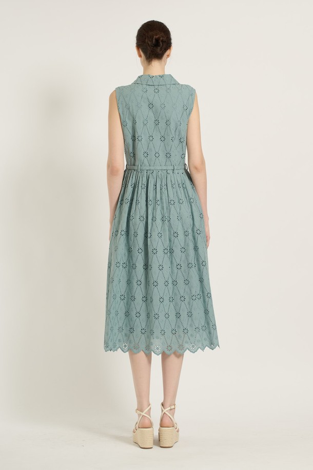 [25SU] 숄카라 턱 디테일 원피스는 우아하고 여성스러운 무드를 선사하는 미디 기장의 플레어 원피스입니다. 부드러운 면 소재와 잔잔한 패턴이 돋보이며, 숄카라 네크라인과 턱 디테일이 포인트를 더합니다. 군더더기 없이 플린한 라인과 움직임에 따라 자연스럽게 흐르는 실루엣이 매력적이며, 안감이 있어 편안하게 착용 가능합니다.
