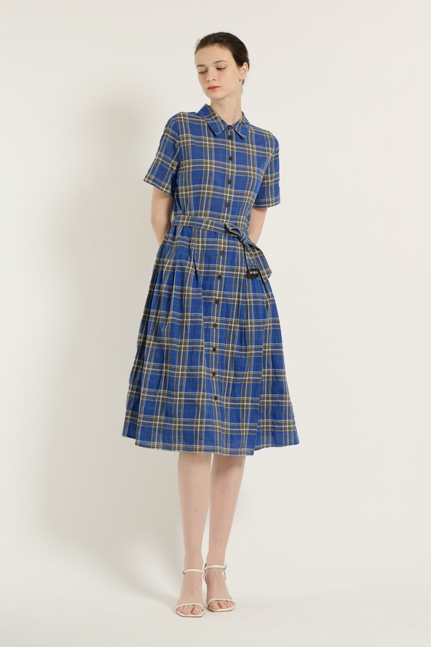 여성스러운 매력을 더해줄 [25SU] 턱 체크 원피스 - DARK BLUE B5B4O62754입니다. 다크 블루 컬러의 체크 패턴과 셔츠 칼라 디자인이 캐주얼하면서도 세련된 분위기를 연출합니다. A라인 플레어 치마와 루즈핏으로 편안한 착용감을 선사하며, 벨트 디테일로 허리 라인을 강조하여 더욱 돋보이는 실루엣을 완성합니다. 여름철 일상에서 시원하게 즐길 수 있는 반소매 원피스입니다.
