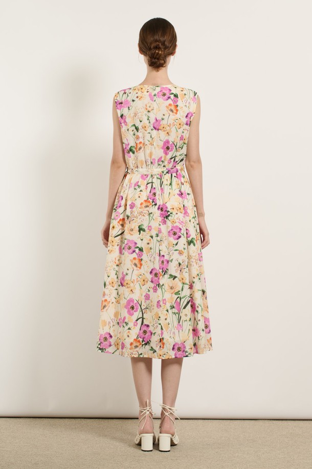 [25SU] 플로럴 프린트 리본 원피스 - IVORY B5M5O63513는 여성스러운 분위기를 연출하는 아이보리 컬러의 A라인 원피스입니다. 가볍고 시원한 면 소재에 플라워 패턴으로 화사함을 더했으며, 허리 리본 디테일과 스퀘어넥 라인으로 여성스러운 실루엣을 강조합니다. 얇은 두께감과 민소매 디자인으로 여름철 시원하게 착용 가능하며, 체형 커버 효과를 제공합니다.
