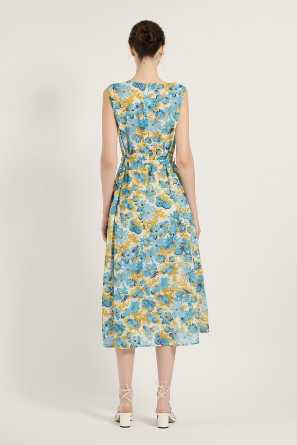 [25SU] 플라워 아사 원피스는 시원한 착용감의 아사 원단을 사용하여 여름철에도 쾌적하게 입을 수 있는 여성용 원피스입니다. 우아하고 화려한 플라워 패턴과 A라인 플레어 치마, 그리고 여유로운 핏으로 편안하면서도 여성스러운 실루엣을 연출합니다. 라운드넥 민소매 디자인에 벨트가 포함되어 있어 다양한 스타일링이 가능하며, 부드러운 촉감과 얇은 두께로 시원하게 즐길 수 있습니다.
