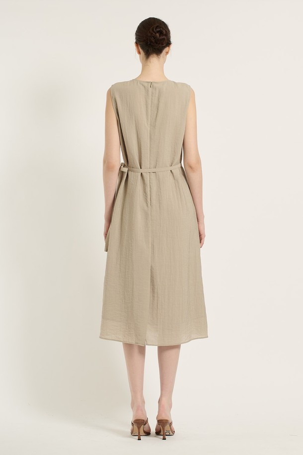 [25SU] 랩 원피스 - M BEIGE B5B6O65172는 여성 의류로, 미니멀하면서 엘레강스한 스타일을 연출합니다. M BEIGE 컬러의 얇은 두께, 부드러운 촉감의 레이온, 나일론, 린넨, 폴리에스테르 혼방 소재로 제작되었으며, 랩 디자인과 라운드넥이 특징입니다. 사이드 매듭 디테일과 자연스러운 플리츠, 민소매 디자인으로 여름철 데일리룩에 적합하며, 사계절 활용 가능한 실용적인 아이템입니다.
