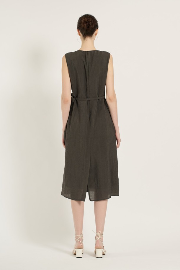 [25SU] 다크 그레이 랩 원피스는 부드럽고 시원한 레이온, 나일론, 마 혼방 소재로 제작되어 여름철에도 편안하게 착용할 수 있습니다. 슬림 핏 라운드넥 디자인에 허리 슬림 디자인과 옆 매듭 장식이 더해져 세련되고 우아한 분위기를 연출하며, 랩 스타일 치마가 여성스러운 실루엣을 강조합니다. 민소매 디자인과 캠 디테일이 시원함을 더하고, 안감(폴리에스터)으로 편안한 착용감을 선사하여 일상 또는 특별한 날 모두 활용하기 좋습니다.
