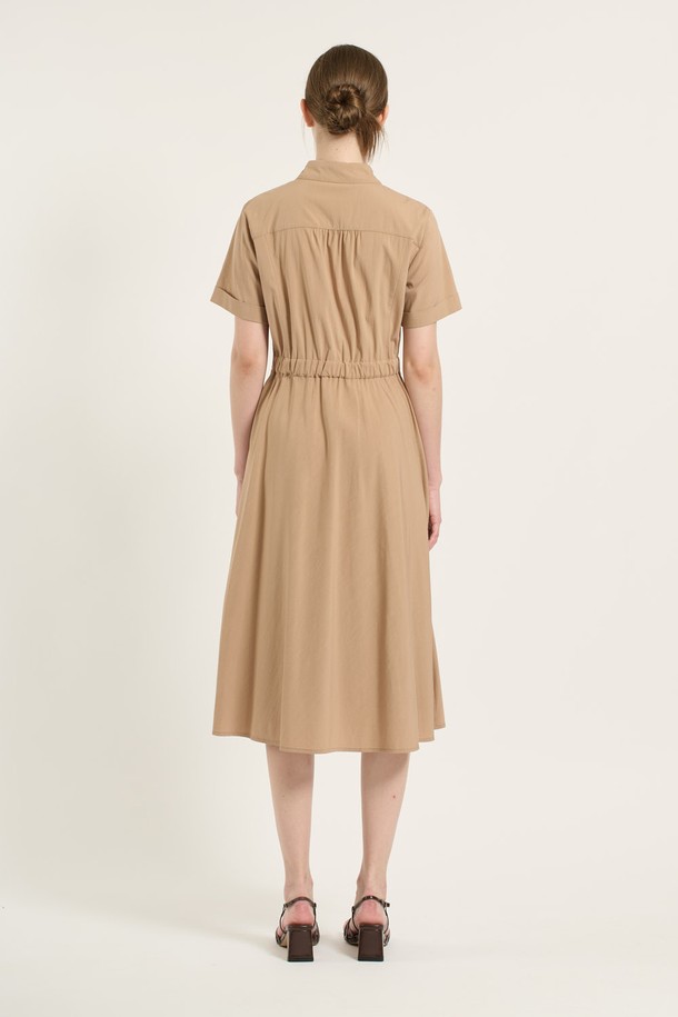 [25SU] 셔츠형 랩원피스는 다크 베이지 및 다크 그레이 컬러로 출시된 여성용 셔츠형 원피스입니다. 레이온, 나일론, 폴리우레탄, 폴리에스터 혼방 소재로 제작되어 부드러운 촉감과 얇은 두께감으로 여름철 데일리 및 포멀룩에 적합합니다. A라인 핏, 셔츠칼라, 반소매 디자인에 벨트, 주름, 소매 버튼, 서스펜더 디테일을 더해 클래식하면서도 모던한 스타일을 연출합니다.
