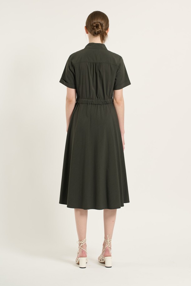 [25SU] 셔츠형 랩 원피스는 다크 그레이와 다크 베이지 두 가지 색상으로 출시된 여성용 여름 원피스입니다. 부드러운 촉감의 레이온, 나일론, 폴리우레탄, 폴리에스터 혼방 소재로 제작되었으며, 셔츠 칼라, 반소매, 허리 라인 강조, 랩 스타일, 버튼 및 포켓 디테일이 특징입니다. A라인 핏에 안감이 있어 시크하고 캐주얼하며 우아한 스타일을 연출할 수 있습니다.
