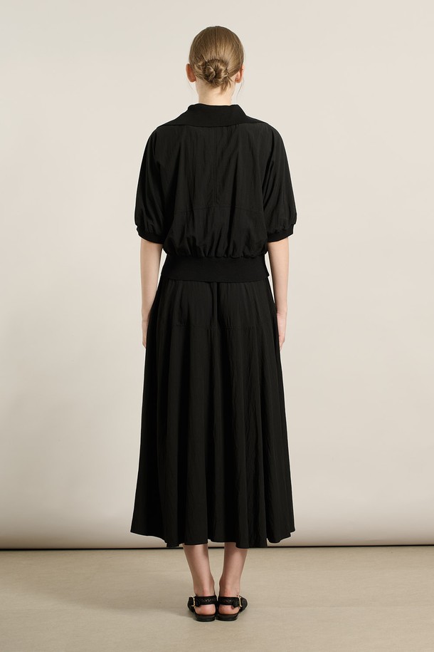 [25FA] 니트 배색 블라우스 셋업 원피스 - BLACK A5F7O68399는 여성스러운 핏과 모던한 스타일을 연출하는 블라우스 셋업 원피스입니다. 가을 시즌에 어울리는 중간 두께감의 니트 소재로 제작되었으며, 부드러운 촉감을 선사합니다. 블랙과 브라운 컬러의 배색 포인트가 돋보이며, 셔링 디테일이 더해져 체형 커버 효과를 줍니다. V넥 라인과 긴 소매 디자인으로 데이트룩, 모임룩 등 다양한 TPO에 활용 가능합니다. 클래식, 미니멀, 로맨틱 스타일을 즐겨 입는 분들께 추천합니다.
