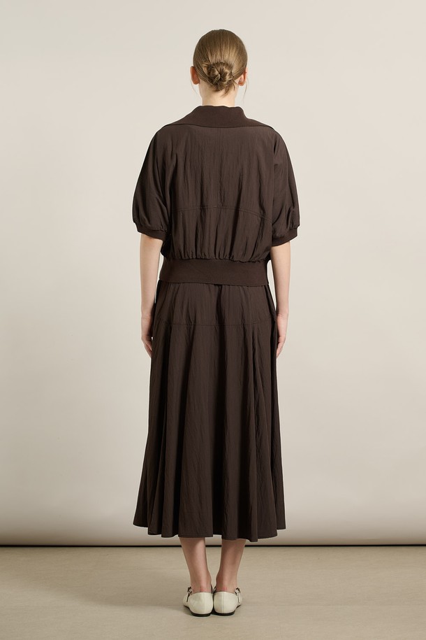 [25FA] 니트 배색 블라우스 셋업 원피스는 브라운 컬러의 여성 의류로, 가을에 어울리는 세련되고 우아한 스타일을 연출합니다. 레이온과 나일론 혼방 소재로 제작되어 부드러운 촉감을 선사하며, 브이넥 라인과 반소매 디자인이 특징입니다. 블라우스와 스커트가 셋업으로 구성되어 플레어 치마핏과 릴렉스핏으로 편안하게 착용 가능합니다. 허리선 니트 디테일이 돋보이며, 데이트룩, 카페룩, 모임룩 등 다양한 TPO에 맞춰 클래식, 미니멀, 로맨틱 스타일을 완성할 수 있습니다.
