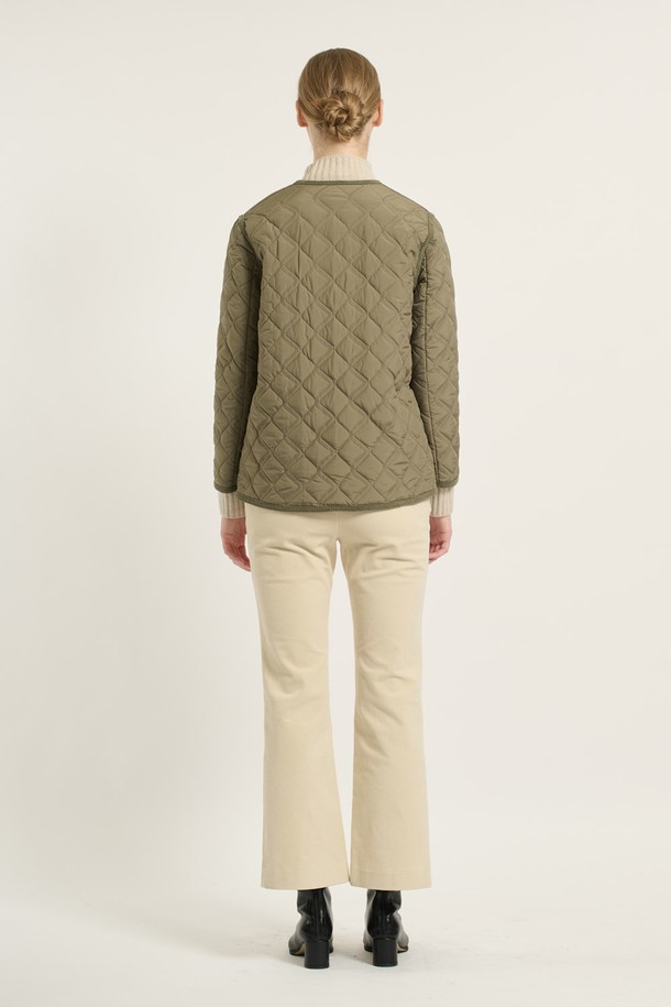 **[25WT] 브이넥 바인딩 퀼팅 - KHAKI B5D9I87645**

가을 나들이룩에 어울리는 여성 퀼팅 재킷입니다. 클래식하면서도 트렌디한 스타일로, 간절기에 적합합니다. 부드러운 폴리에스터 소재로 제작되었으며, 매끄러운 촉감을 선사합니다. 브이넥 디자인과 바인딩 디테일, 포켓 디테일이 특징이며, 심플한 버튼으로 여밈을 더했습니다. 숏 기장의 레귤러핏으로, 다양한 스타일 연출에 용이합니다. 색상은 카키, 아이보리, 블랙 3가지로 구성되었습니다.
