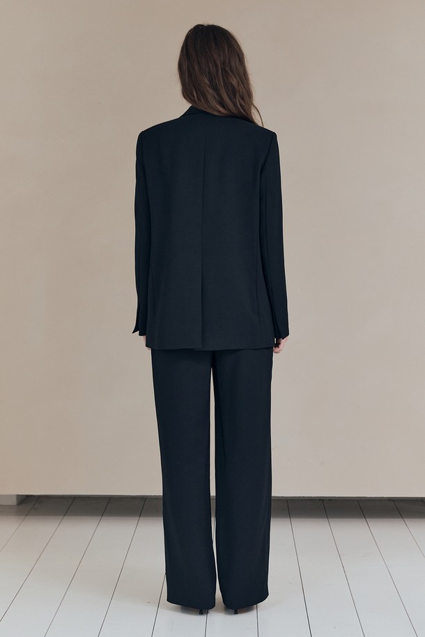 [25FA] 더블브레스티드 재킷 - BLACK A5F8J12299는 여성 고객을 위한 아우터 상품입니다. 모던, 클래식, 엘레강스 스타일을 추구하는 분들께 적합하며, 일상, 오피스룩, 출근룩, 모임룩 등 다양한 TPO에 활용할 수 있습니다. 레귤러핏의 블랙 컬러, 무지 패턴의 더블버튼 디자인으로 시크하고 미니멀한 스타일을 연출합니다. 폴리에스테르와 폴리우레탄 혼방 소재로 제작되어 부드러운 촉감을 선사하며, 가을 시즌에 적합한 두께감입니다. 클린한 숄더라인, 버튼 강조, 이너 레이어링 디테일, 세트업 가능한 점이 특징입니다.
