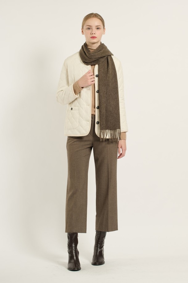 아이보리 컬러의 [25WT] 브이넥 바인딩 퀼팅 점퍼입니다. 가을과 겨울에 착용하기 좋은 두꺼운 두께감으로, 캐주얼하고 베이직한 스타일을 연출합니다. 크롭 기장에 7부 소매, 브이넥 디자인과 바인딩 디테일이 특징입니다. 레귤러핏으로 편안하게 착용 가능하며, 퀼팅 패턴이 돋보입니다. 일상복으로 활용하기 좋은 여성 점퍼입니다.
