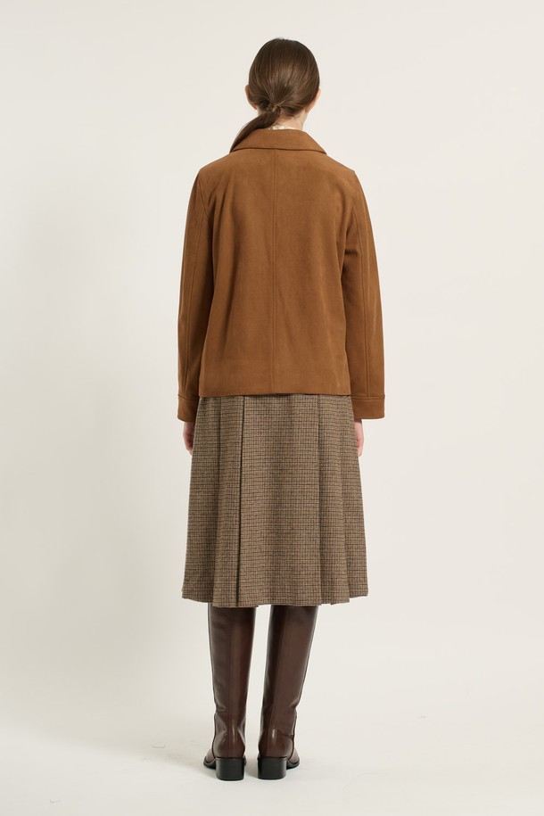 [25WT] 인조 스웨이드 재킷 - CAMEL B5D9J11480은 여성용 자켓으로, 부드러운 촉감의 인조 스웨이드와 인조 가죽 소재로 제작되었습니다. 봄, 가을에 어울리는 얇은 두께의 레귤러핏 테일러드 코트 타입이며, 카멜 컬러의 무지 디자인이 특징입니다. 싱글 버튼 여밈 방식과 긴 소매, 포켓 디테일이 돋보이는 클래식하고 미니멀한 스타일의 재킷입니다. 오피스룩, 출근룩, 모임룩 등 다양한 TPO에 시크하게 매치할 수 있습니다.
